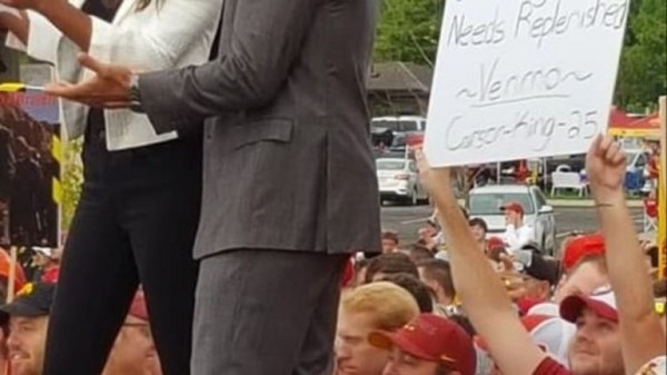 Sports fan asks for beer money and ends up raising $1m for children's hospital
Sports fan asks for beer money and ends up raising $1m for children's hospital