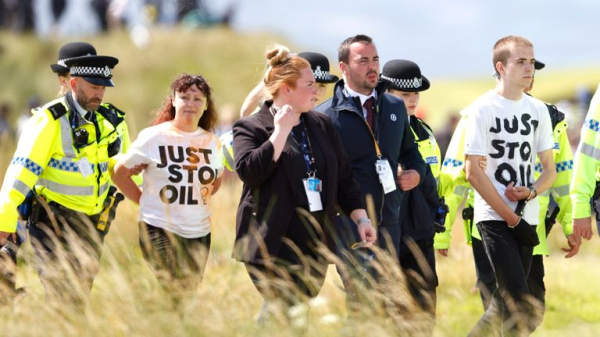 US Open: Climate activists interrupt women's semi-final and glue their shoes to the ground